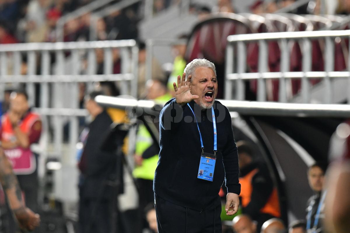 Incredibil ce a apărut pe ecusonul lui Șumudică la Rapid - U Cluj » Detaliul surprins de fotograful Gazetei