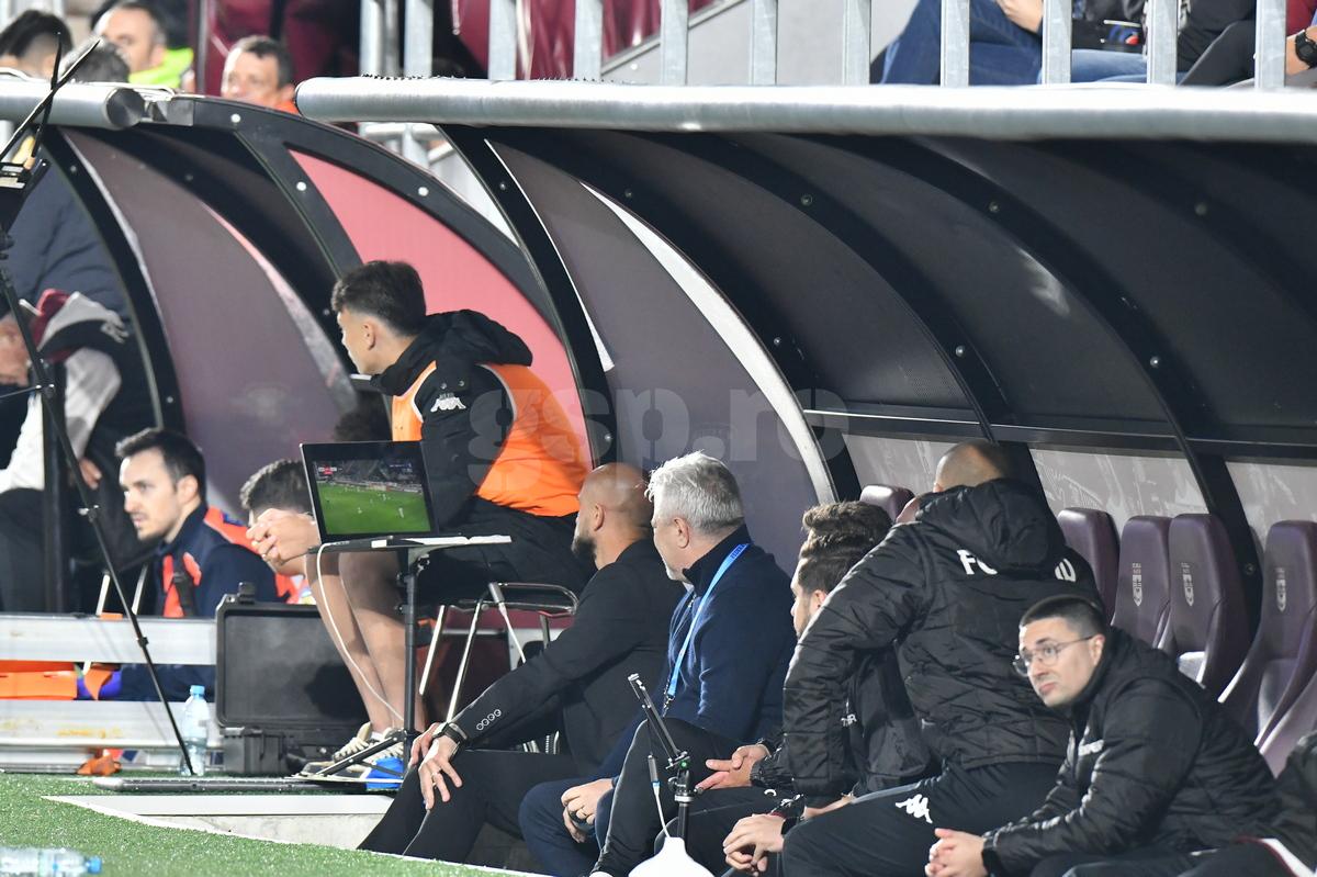 Incredibil ce a apărut pe ecusonul lui Șumudică la Rapid - U Cluj » Detaliul surprins de fotograful Gazetei