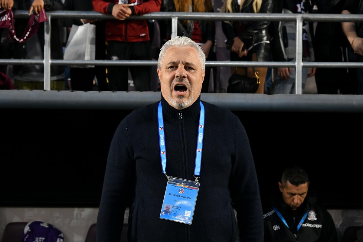 Incredibil ce a apărut pe ecusonul lui Șumudică la Rapid - U Cluj » Detaliul surprins de fotograful Gazetei
