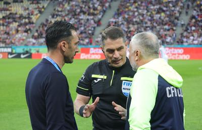 Imagini în premieră în Superliga » Cum au fost surprinși Elias Charalambous și Dan Petrescu înainte de FCSB - CFR Cluj
