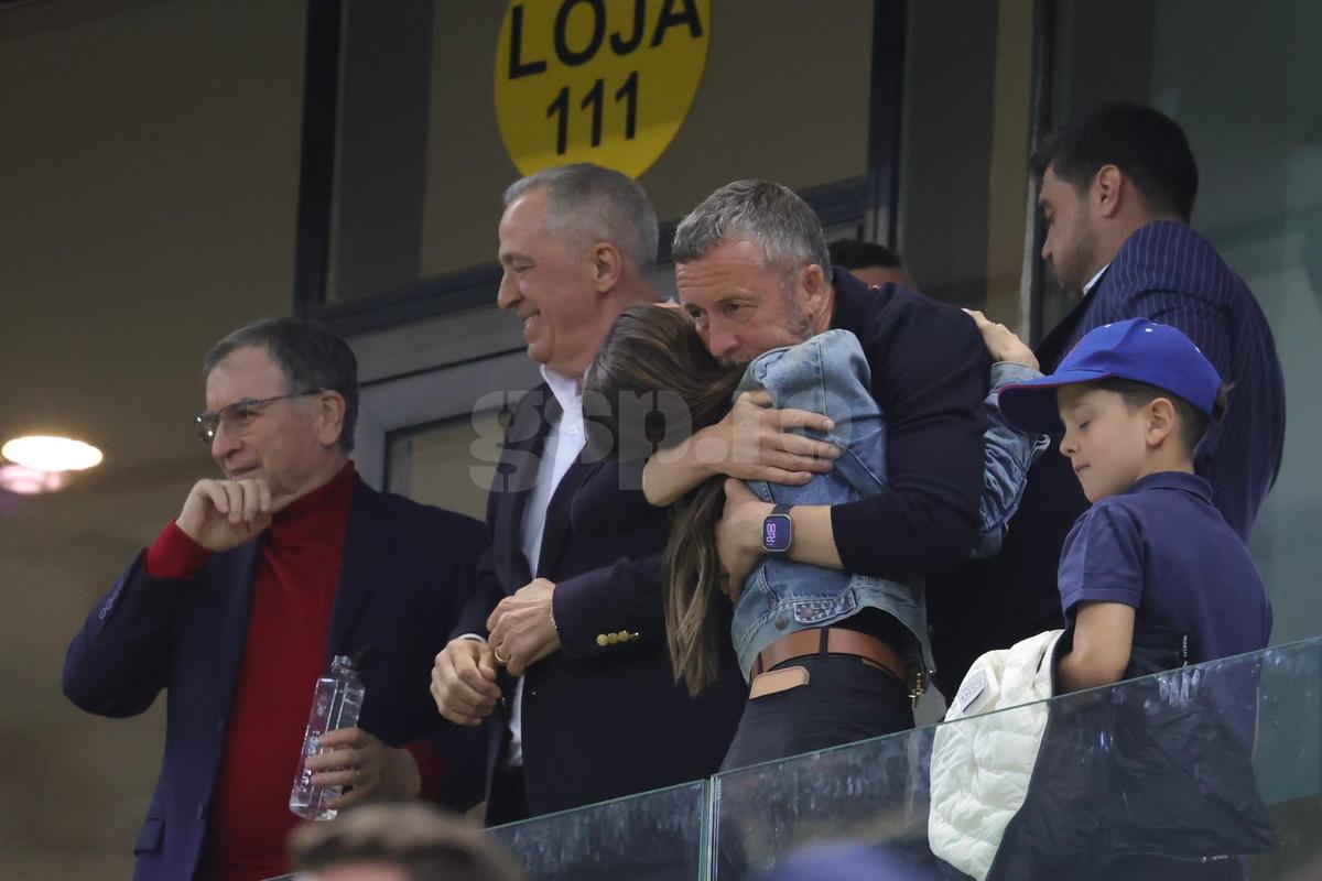 Mihai Stoica a oferit imaginile serii după FCSB - CFR Cluj: cum a trăit în lojă finalul dramatic și pe cine a îmbrățișat după succes