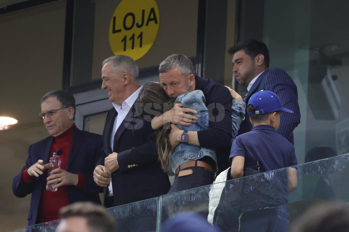 Mihai Stoica a oferit imaginile serii după FCSB - CFR Cluj: cum a trăit în lojă finalul dramatic și pe cine a îmbrățișat după succes