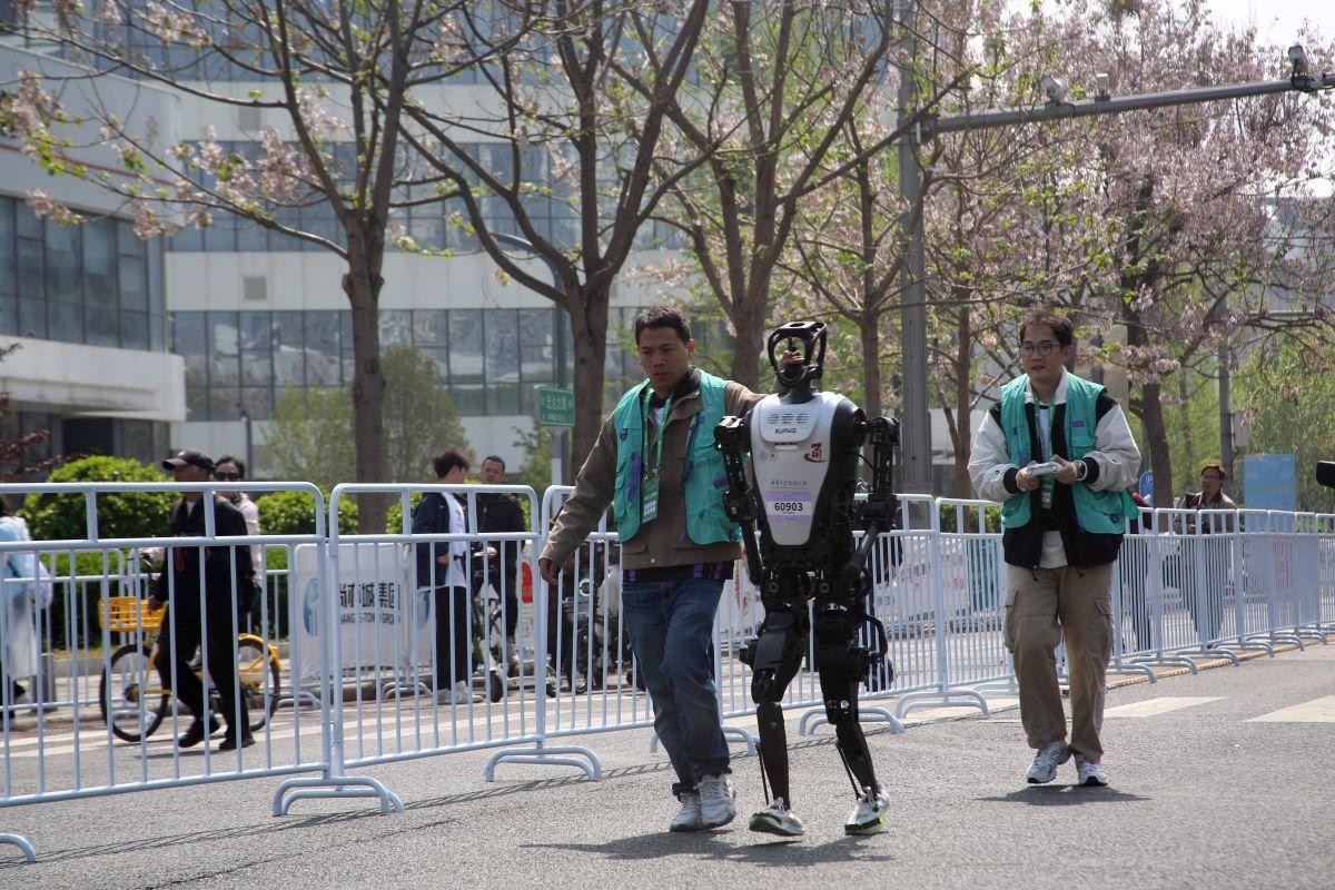 Un robot umanoid a bătut recordul mondial la 100 m plat deținut de Usain Bolt din 2009