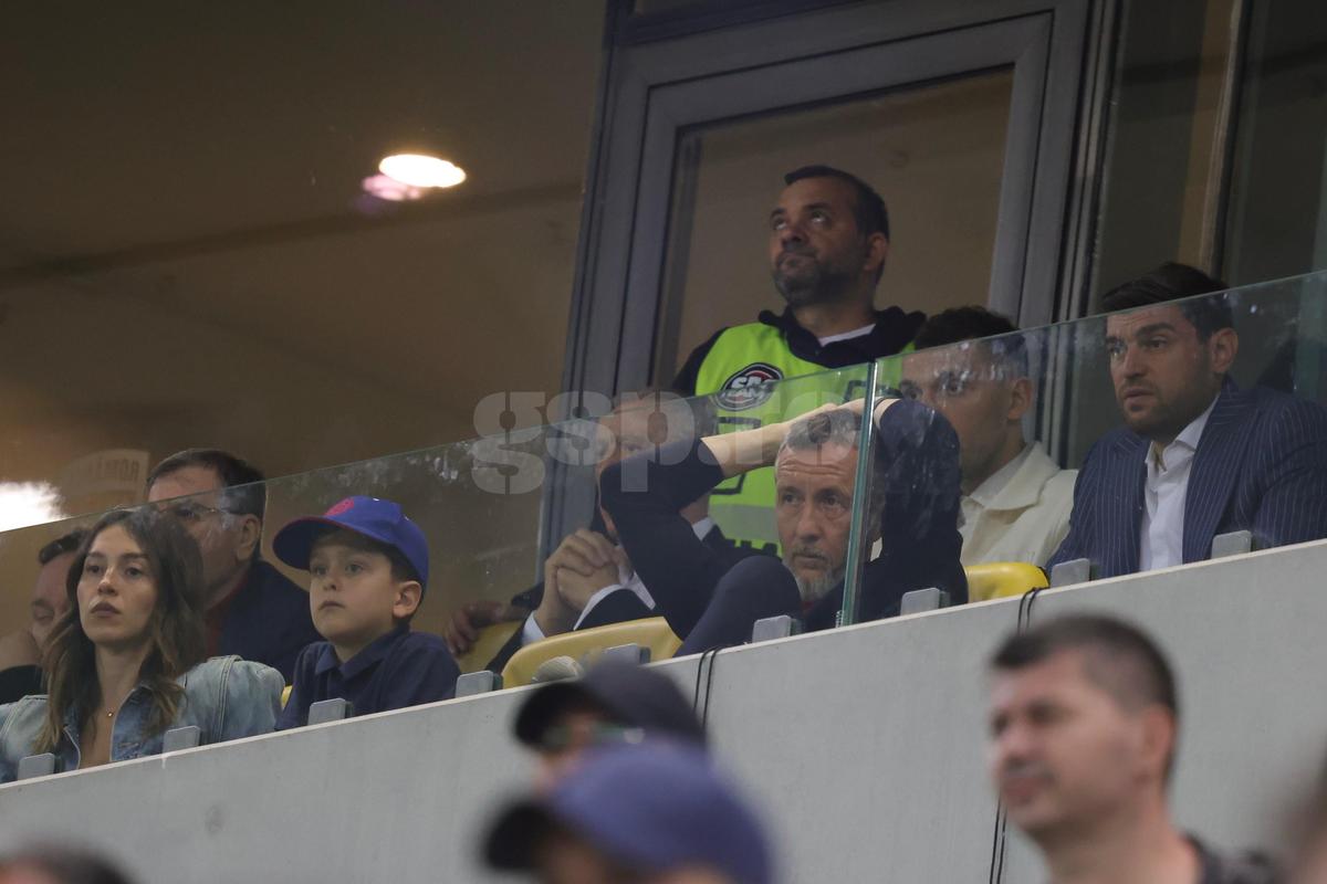 Mihai Stoica a oferit imaginile serii după FCSB - CFR Cluj: cum a trăit în lojă finalul dramatic și pe cine a îmbrățișat după succes