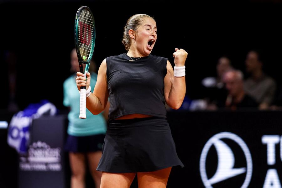 Jelena Ostapenko sărbătorind victoria Foto: Imago Images Iga Swiatek, dialog nemaiauzit la conferința de presă: „Ești o mare jucătoare, de ce nu o poți bate și pe Ostapenko?”
