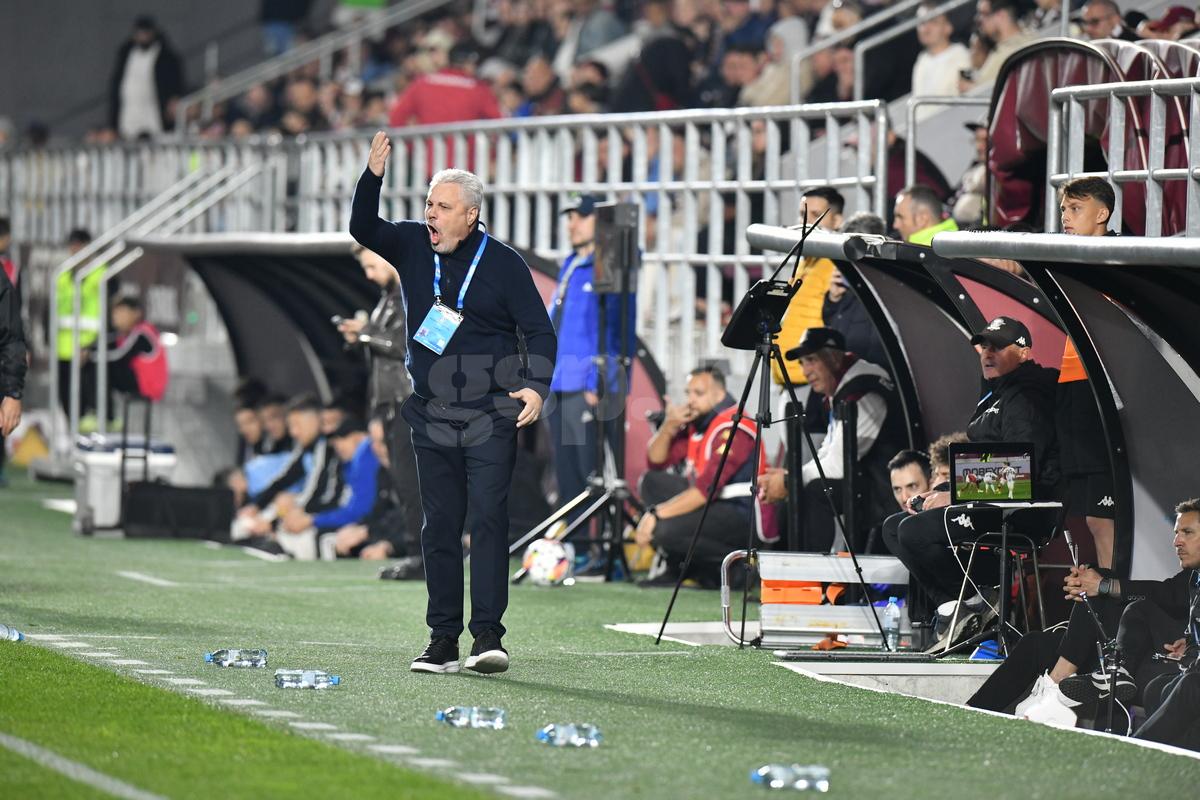 Incredibil ce a apărut pe ecusonul lui Șumudică la Rapid - U Cluj » Detaliul surprins de fotograful Gazetei