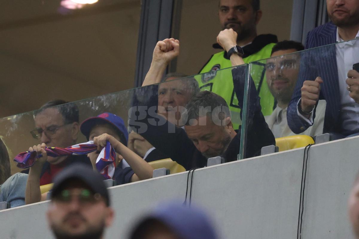 Mihai Stoica a oferit imaginile serii după FCSB - CFR Cluj: cum a trăit în lojă finalul dramatic și pe cine a îmbrățișat după succes