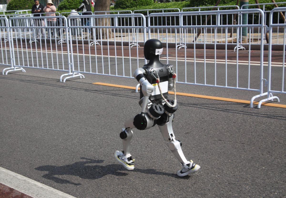 Un robot umanoid a bătut recordul mondial la 100 m plat deținut de Usain Bolt din 2009