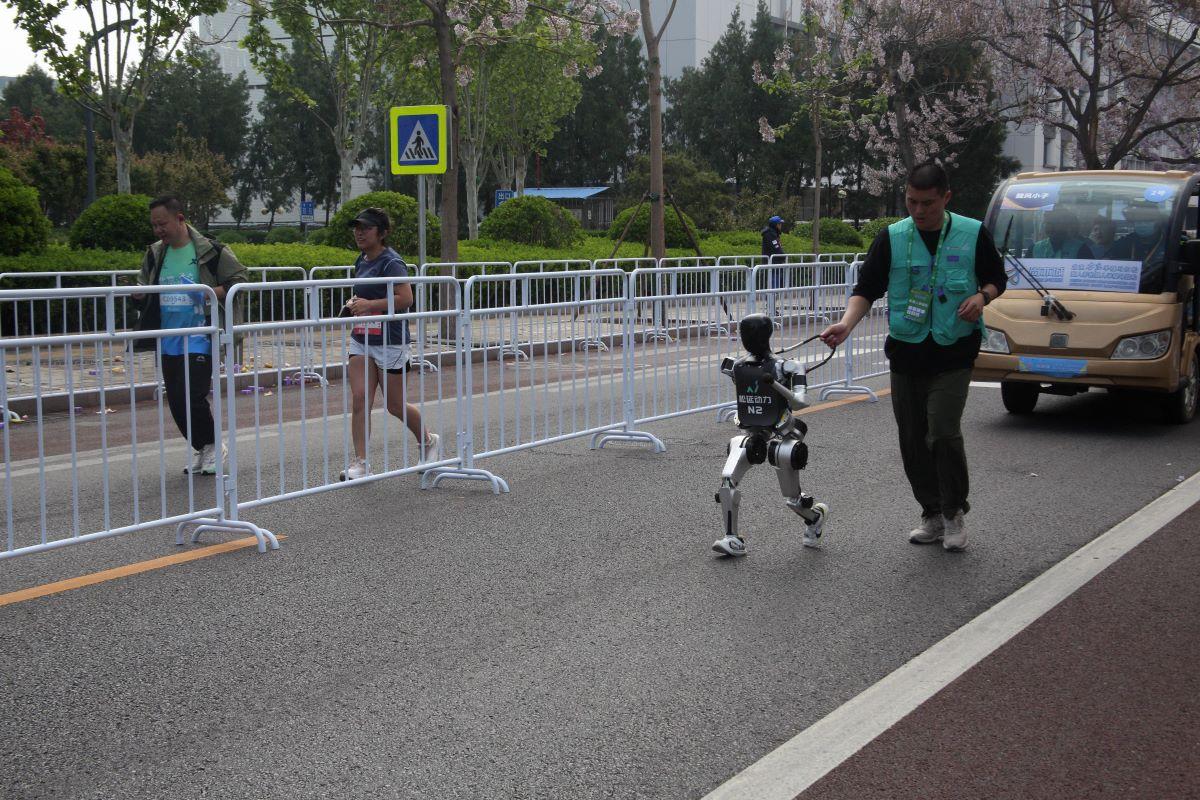 Un robot umanoid a bătut recordul mondial la 100 m plat deținut de Usain Bolt din 2009