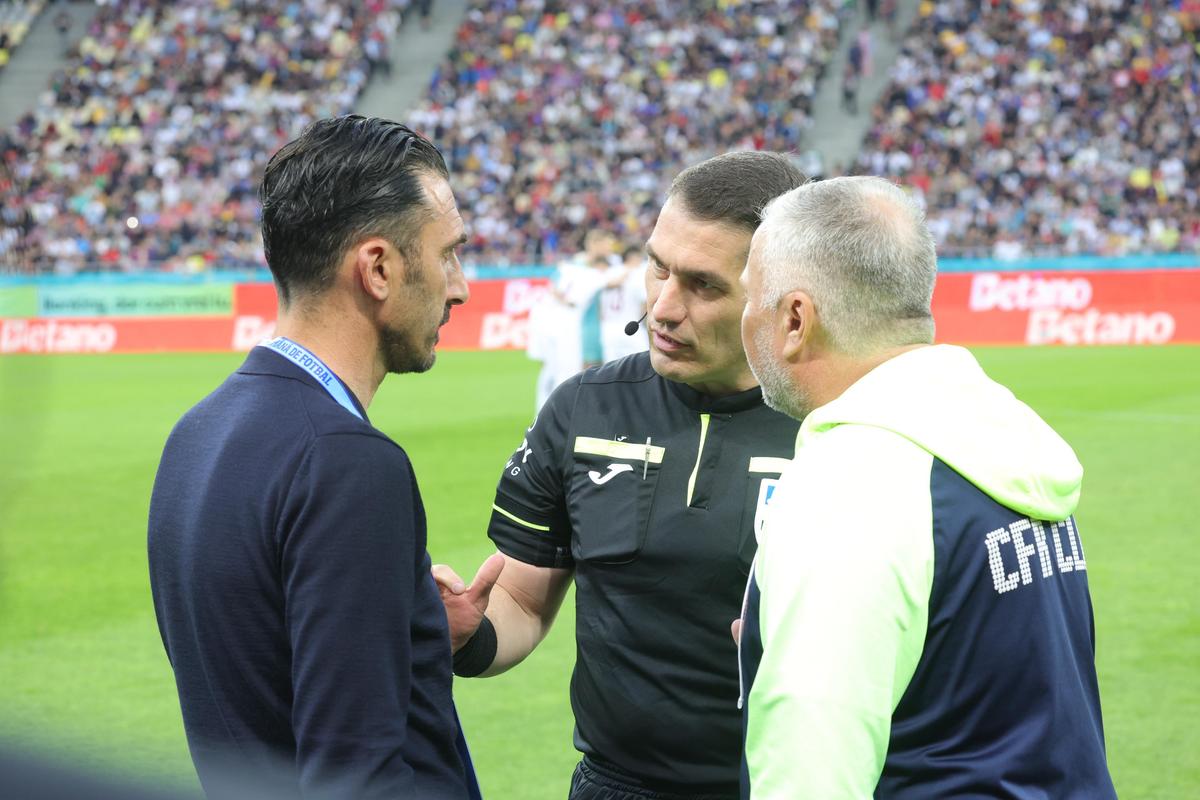 Dan Petrescu și Elias Charalambous la FCSB - CFR Cluj / foto: Ionuț Iordache (GSP)