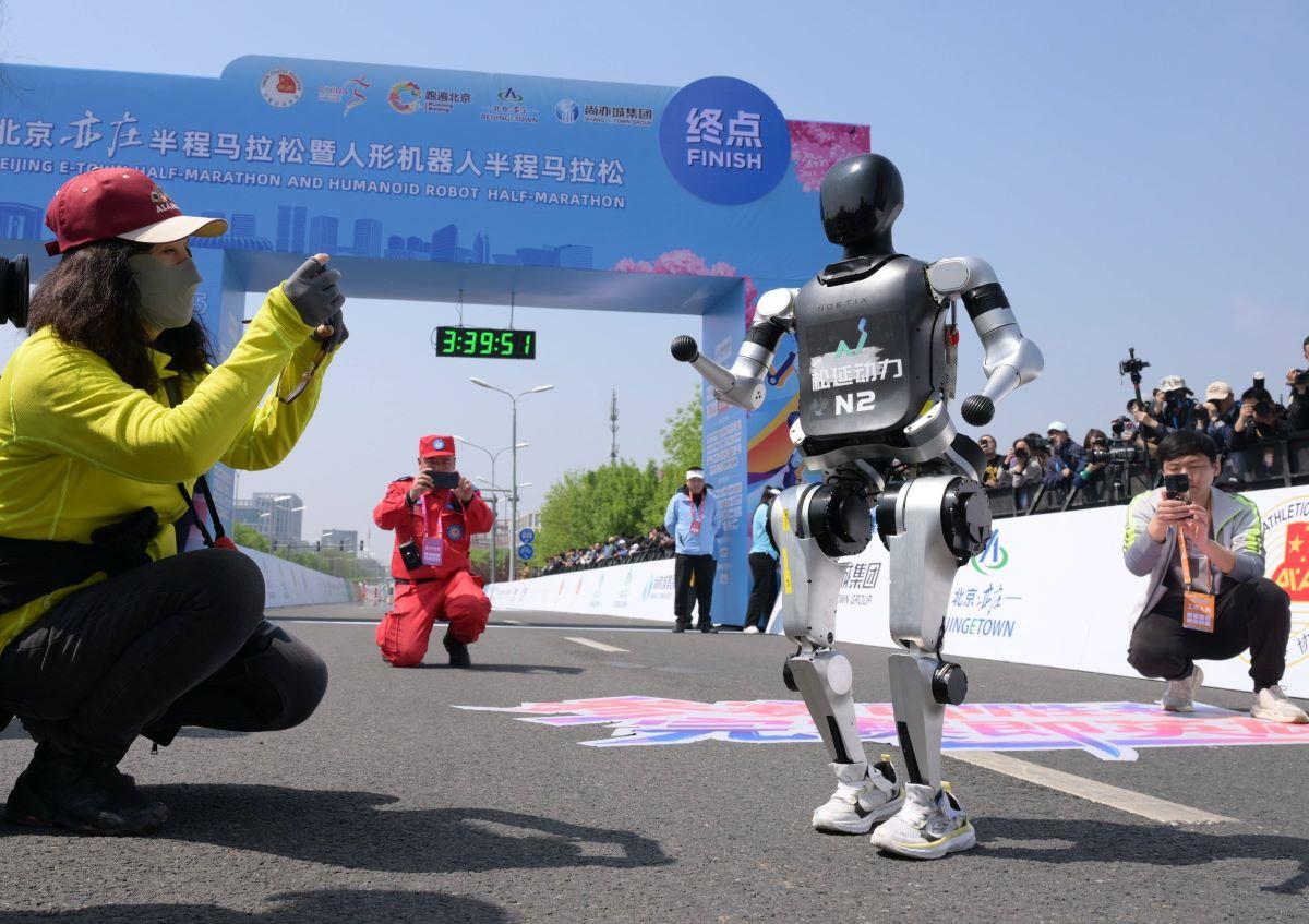 Un robot umanoid a bătut recordul mondial la 100 m plat deținut de Usain Bolt din 2009