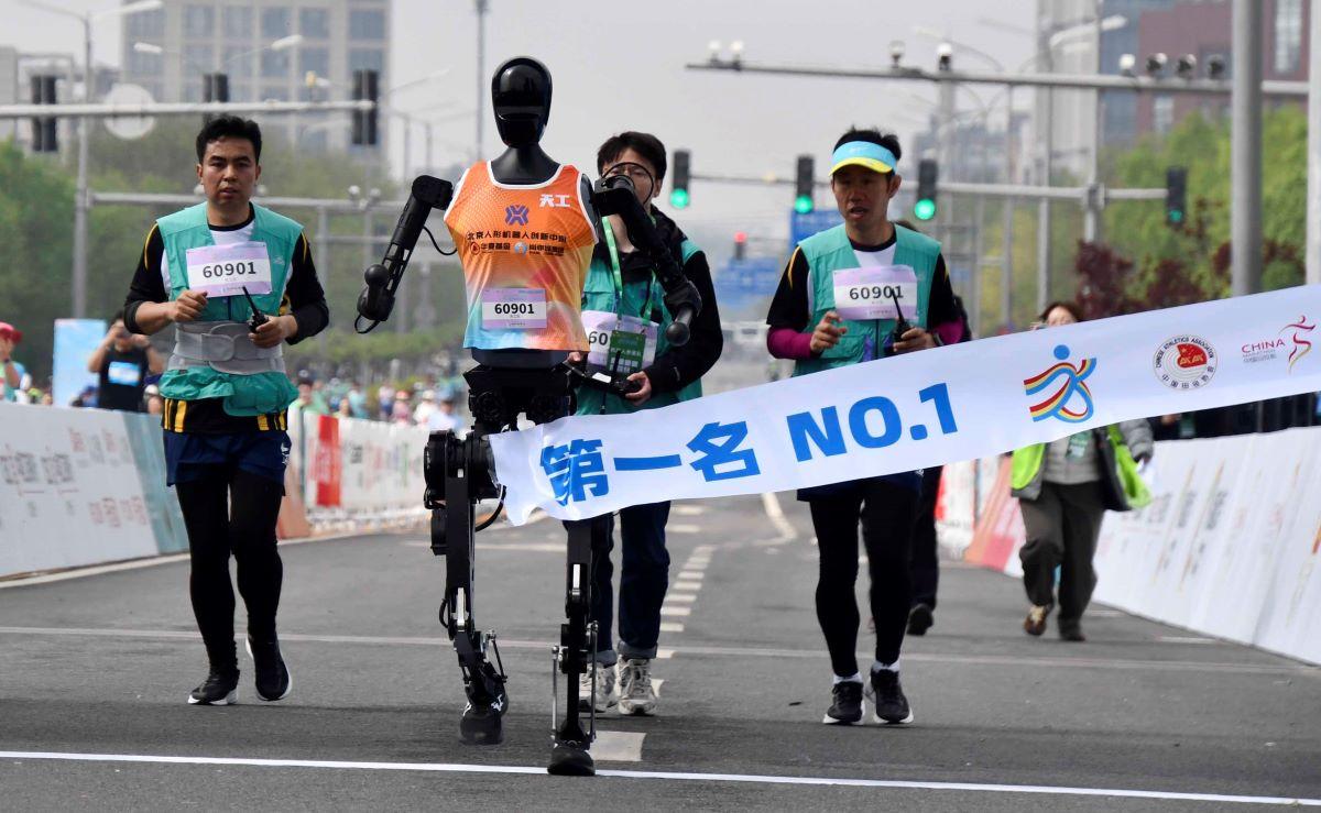 Un robot umanoid a bătut recordul mondial la 100 m plat deținut de Usain Bolt din 2009