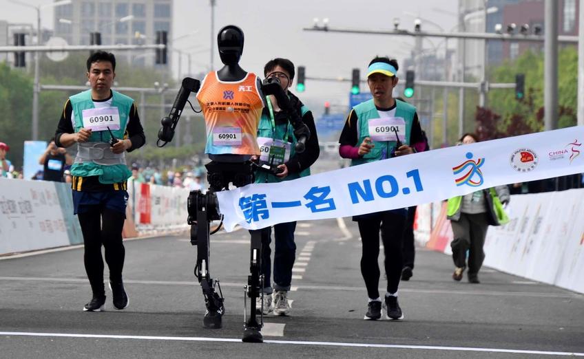 Primul semimaraton cu roboți umanoizi disputat în China, la Beijing Foto: Imago Images
