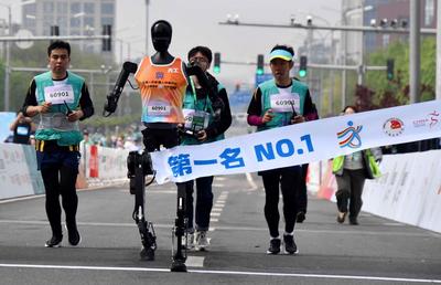 Primul semimaraton la care au participat roboți umanoizi s-a disputat în China » Ce timpi s-au înregistrat la final