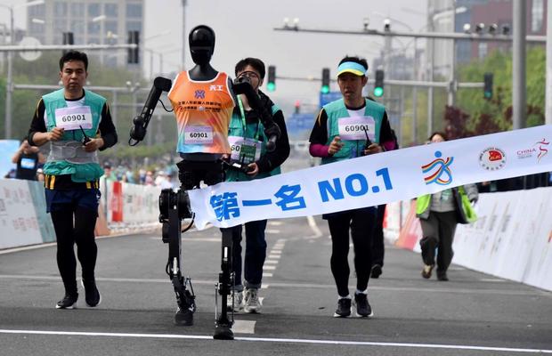 Primul semimaraton la care au participat roboți umanoizi s-a disputat în China » Ce timpi s-au înregistrat la final