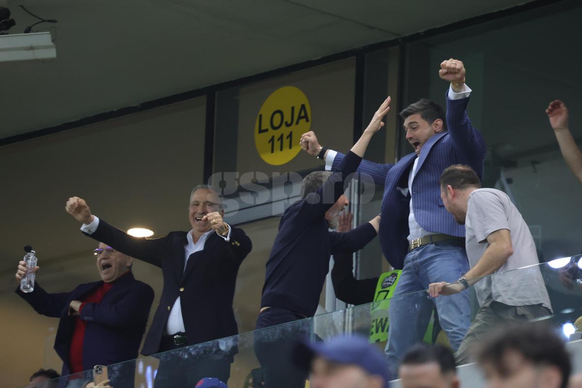 Mihai Stoica a oferit imaginile serii după FCSB - CFR Cluj: cum a trăit în lojă finalul dramatic și pe cine a îmbrățișat după succes