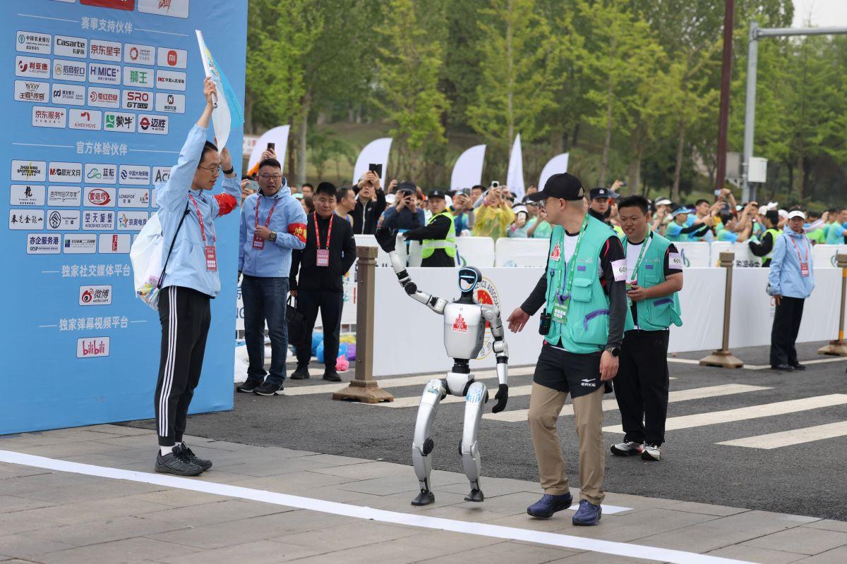 Un robot umanoid a bătut recordul mondial la 100 m plat deținut de Usain Bolt din 2009