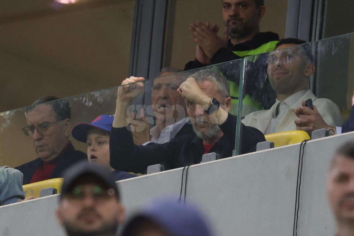 Mihai Stoica a oferit imaginile serii după FCSB - CFR Cluj: cum a trăit în lojă finalul dramatic și pe cine a îmbrățișat după succes