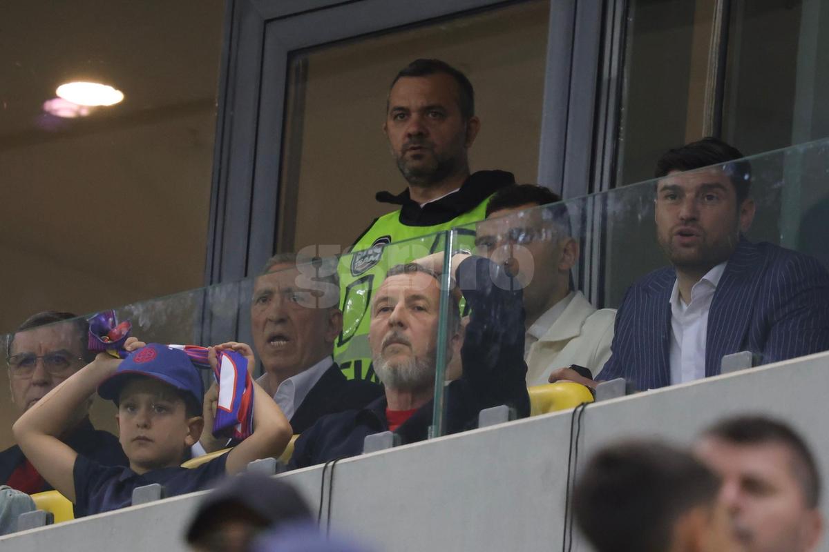 Mihai Stoica a oferit imaginile serii după FCSB - CFR Cluj: cum a trăit în lojă finalul dramatic și pe cine a îmbrățișat după succes