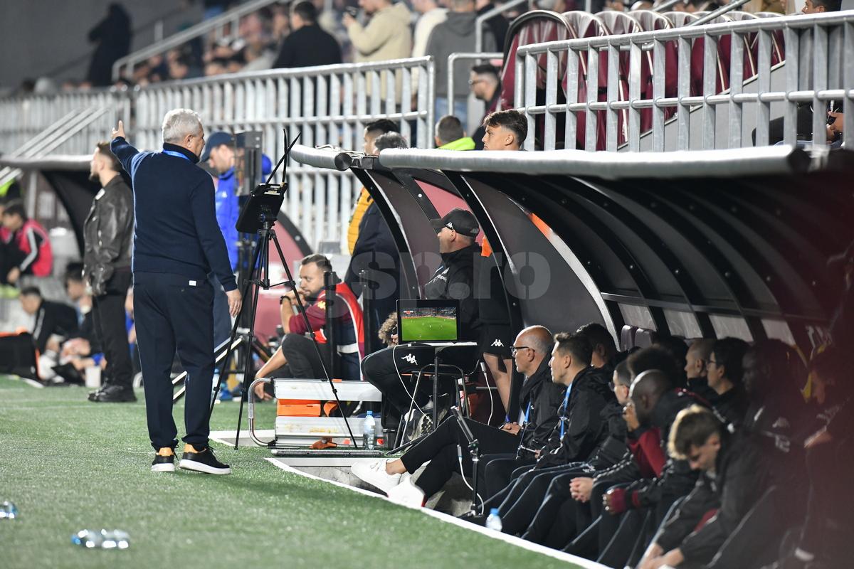 Incredibil ce a apărut pe ecusonul lui Șumudică la Rapid - U Cluj » Detaliul surprins de fotograful Gazetei