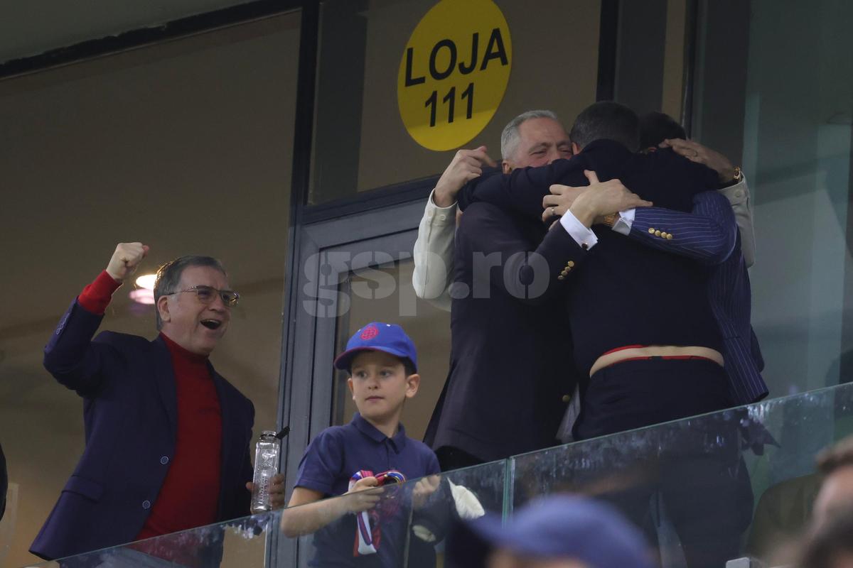 Mihai Stoica a oferit imaginile serii după FCSB - CFR Cluj: cum a trăit în lojă finalul dramatic și pe cine a îmbrățișat după succes
