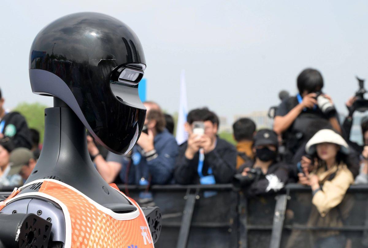Primul semimaraton cu roboți umanoizi s-a disputat la Beijing