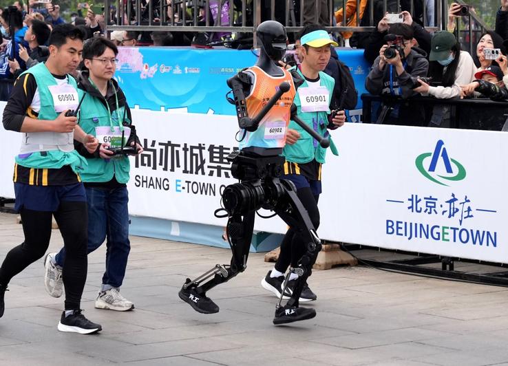 Primul semimaraton cu roboți umanoizi disputat în China, la Beijing Foto: Imago Images