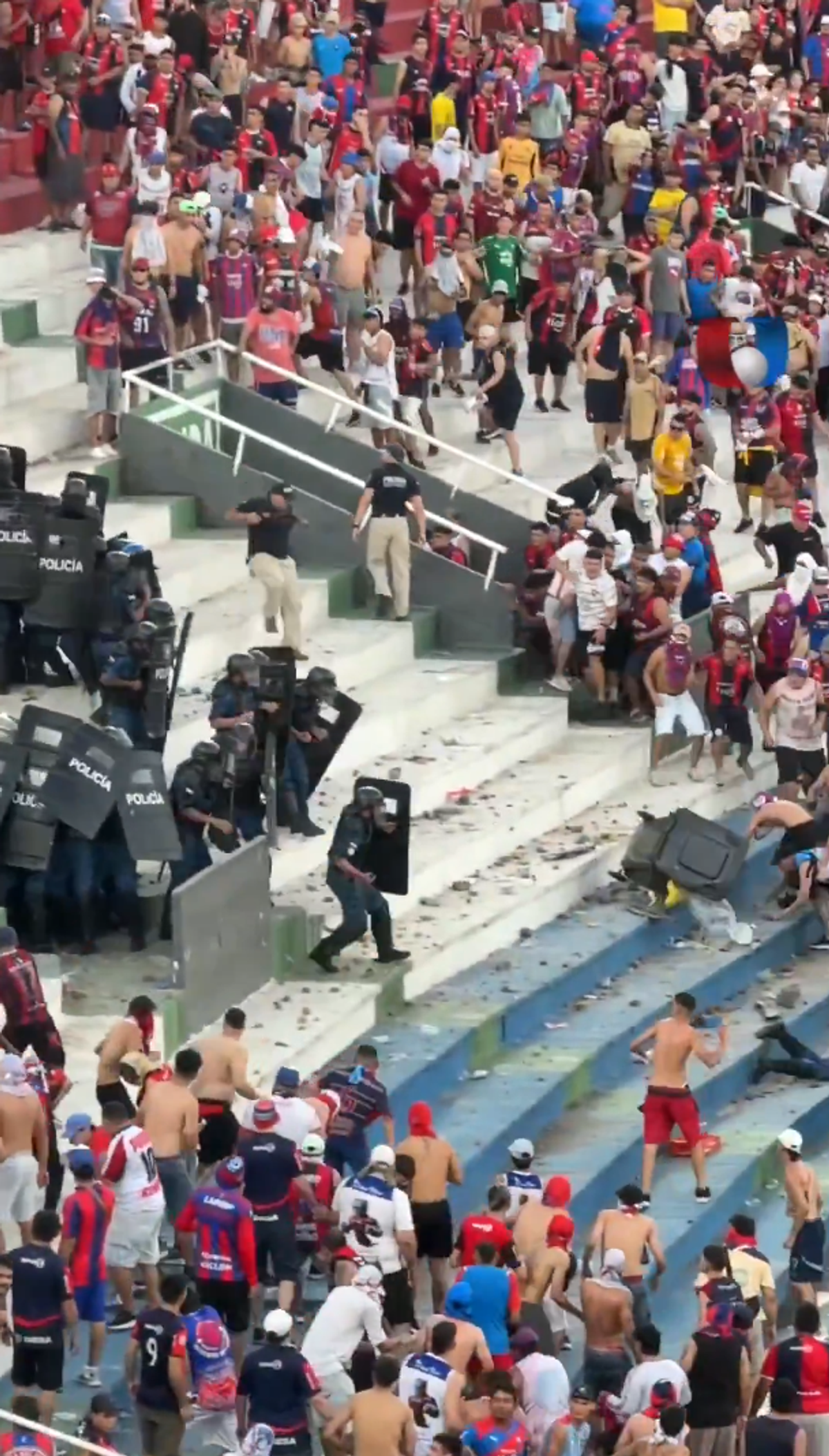 Haos la derby-ul din Paraguay! Scene șocante pe stadion