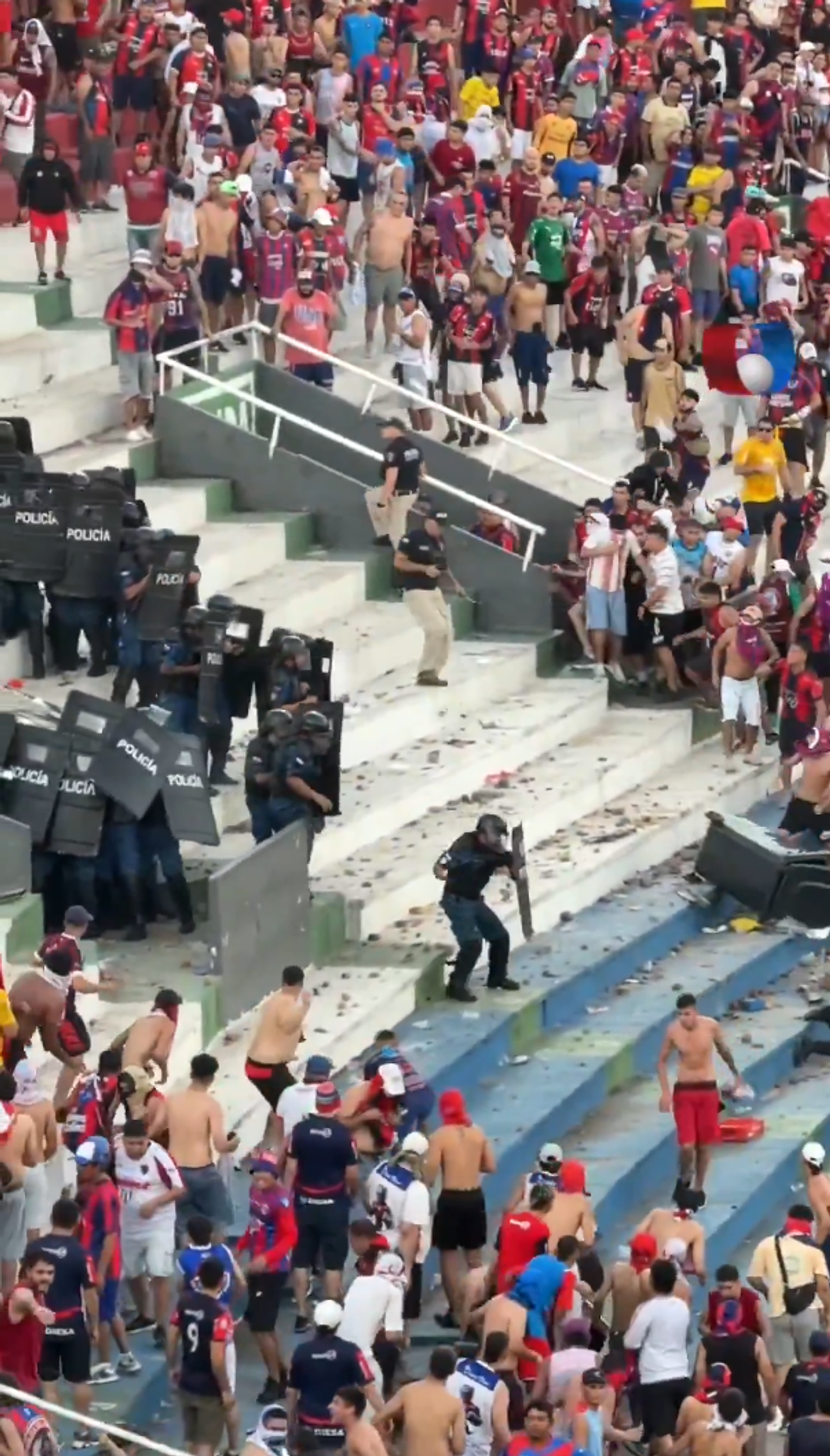 Haos la derby-ul din Paraguay! Femeie însărcinată evacuată, polițiști transportați la spital