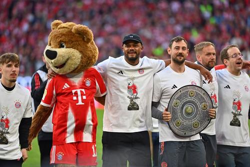 Vincent Kompany, în centrul imagini, cu tricoul de titlu cu un cacatu imprimat / Foto: Imago