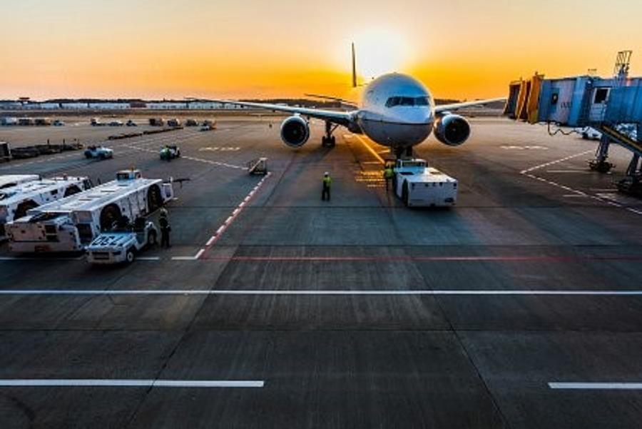 Aeroport Otopeni — locul ideal pentru a închiria rapid o mașină și a începe călătoria prin România Vii la meci în București? De ce mașina închiriată bate taxiul cu 3-0