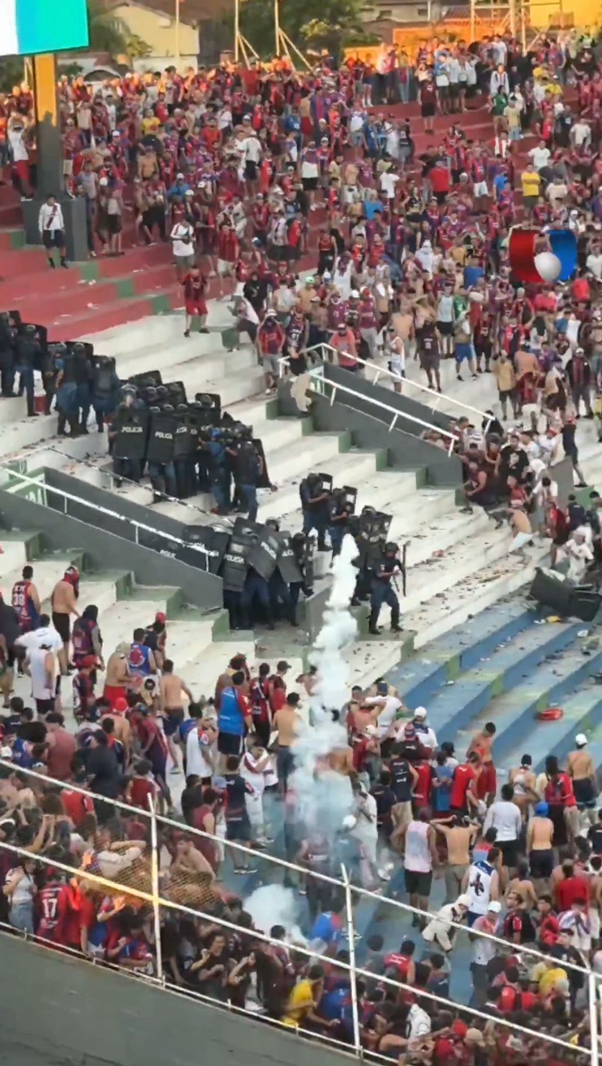 Haos la derby-ul din Paraguay! Scene șocante pe stadion