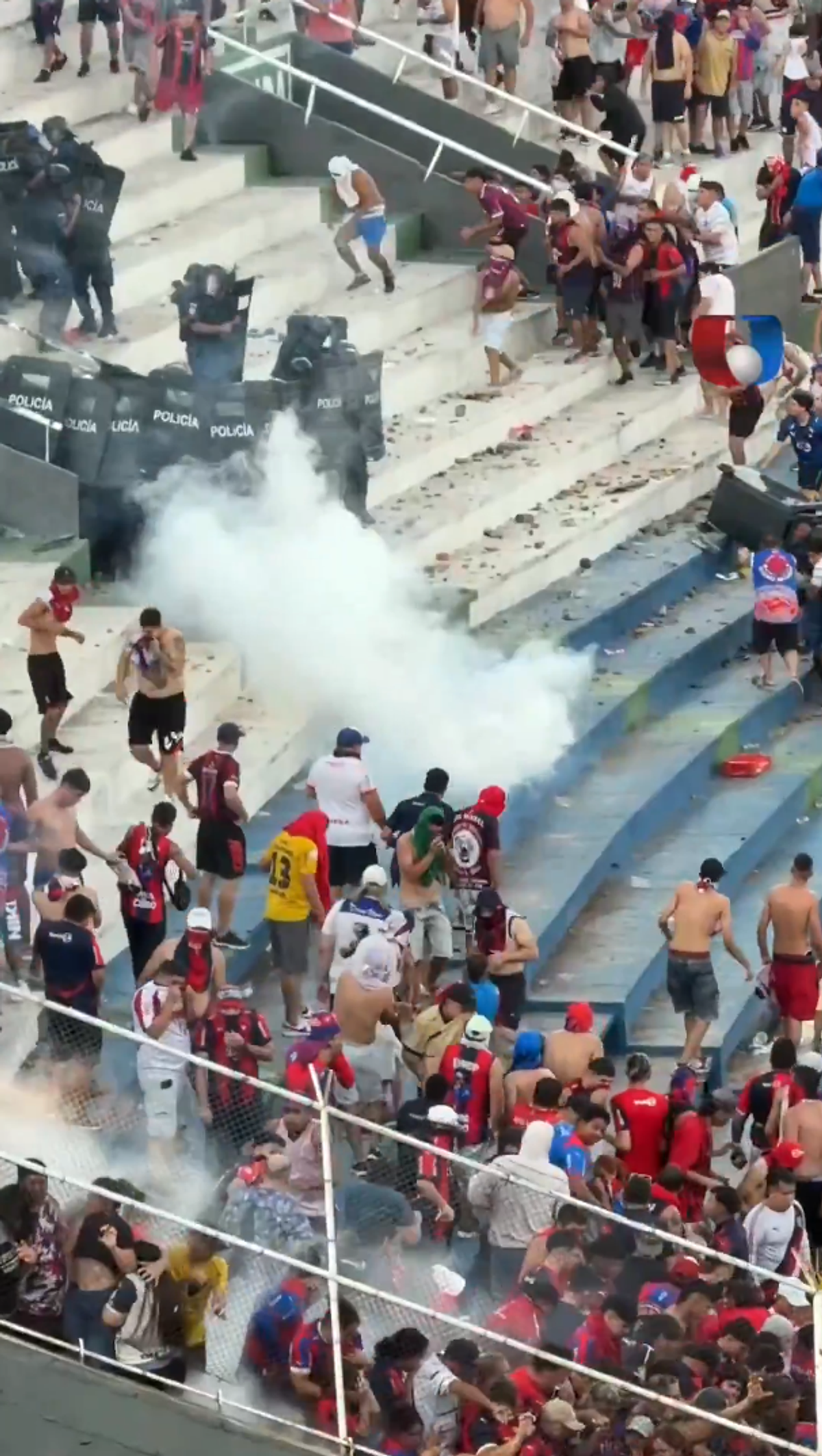 Haos la derby-ul din Paraguay! Scene șocante pe stadion