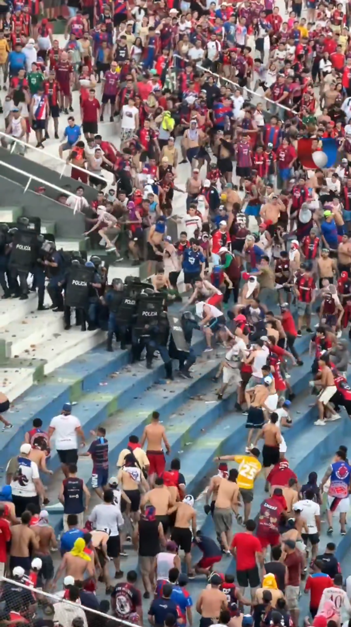 Haos la derby-ul din Paraguay! Scene șocante pe stadion