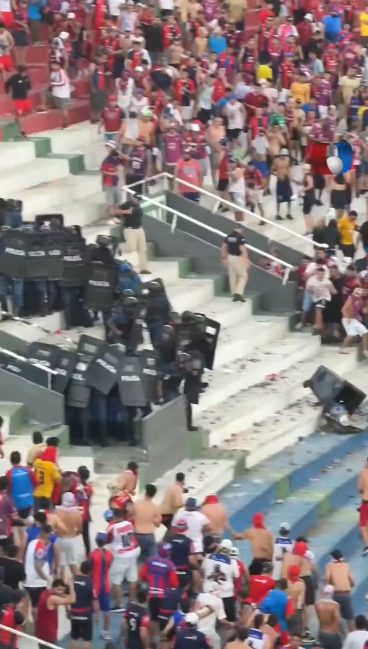 Haos la derby-ul din Paraguay! Femeie însărcinată evacuată, polițiști transportați la spital