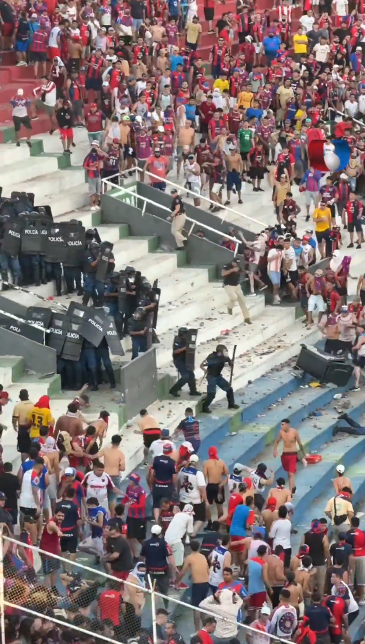Haos la derby-ul din Paraguay! Femeie însărcinată evacuată, polițiști transportați la spital