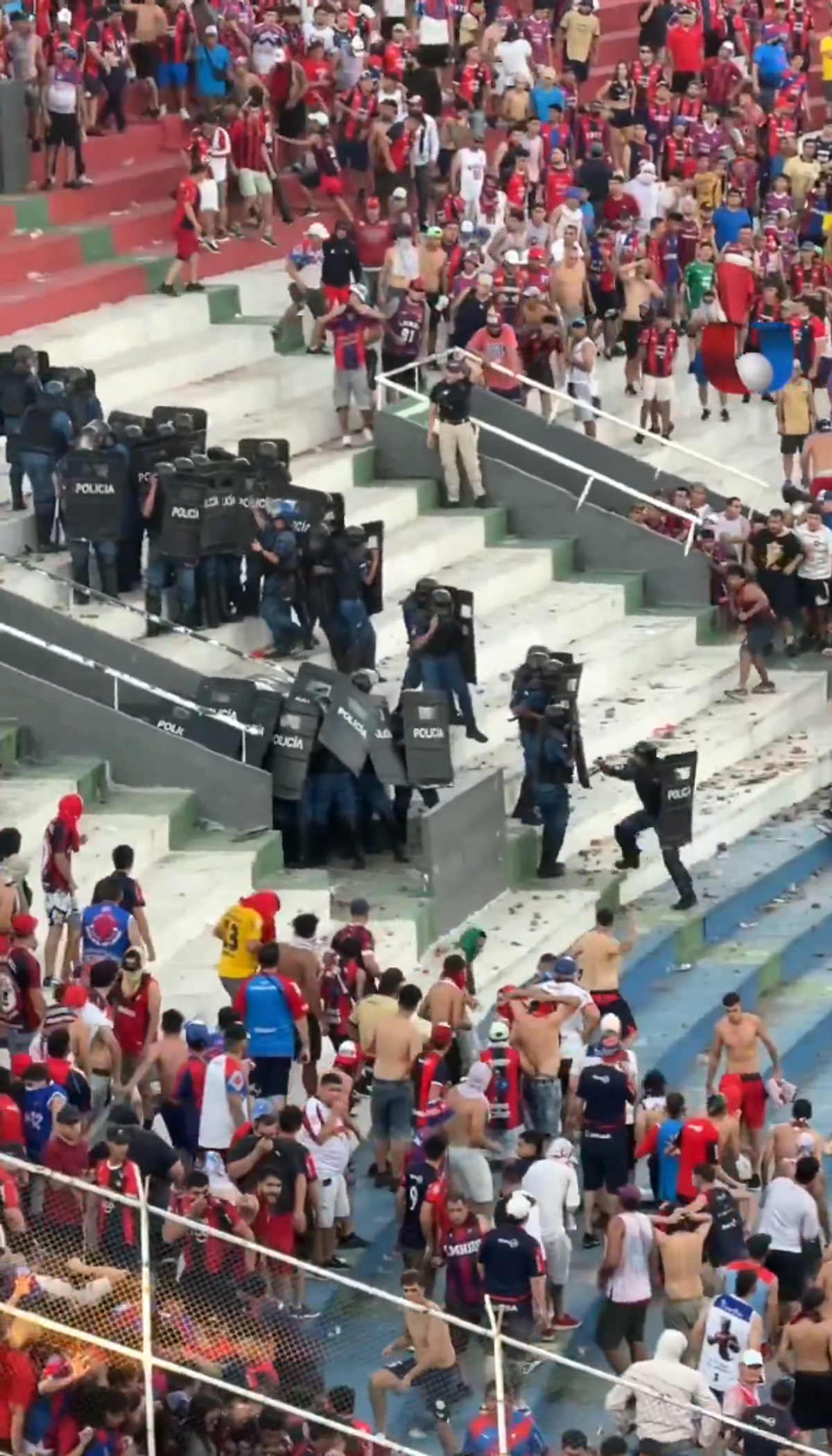 Haos la derby-ul din Paraguay! Scene șocante pe stadion
