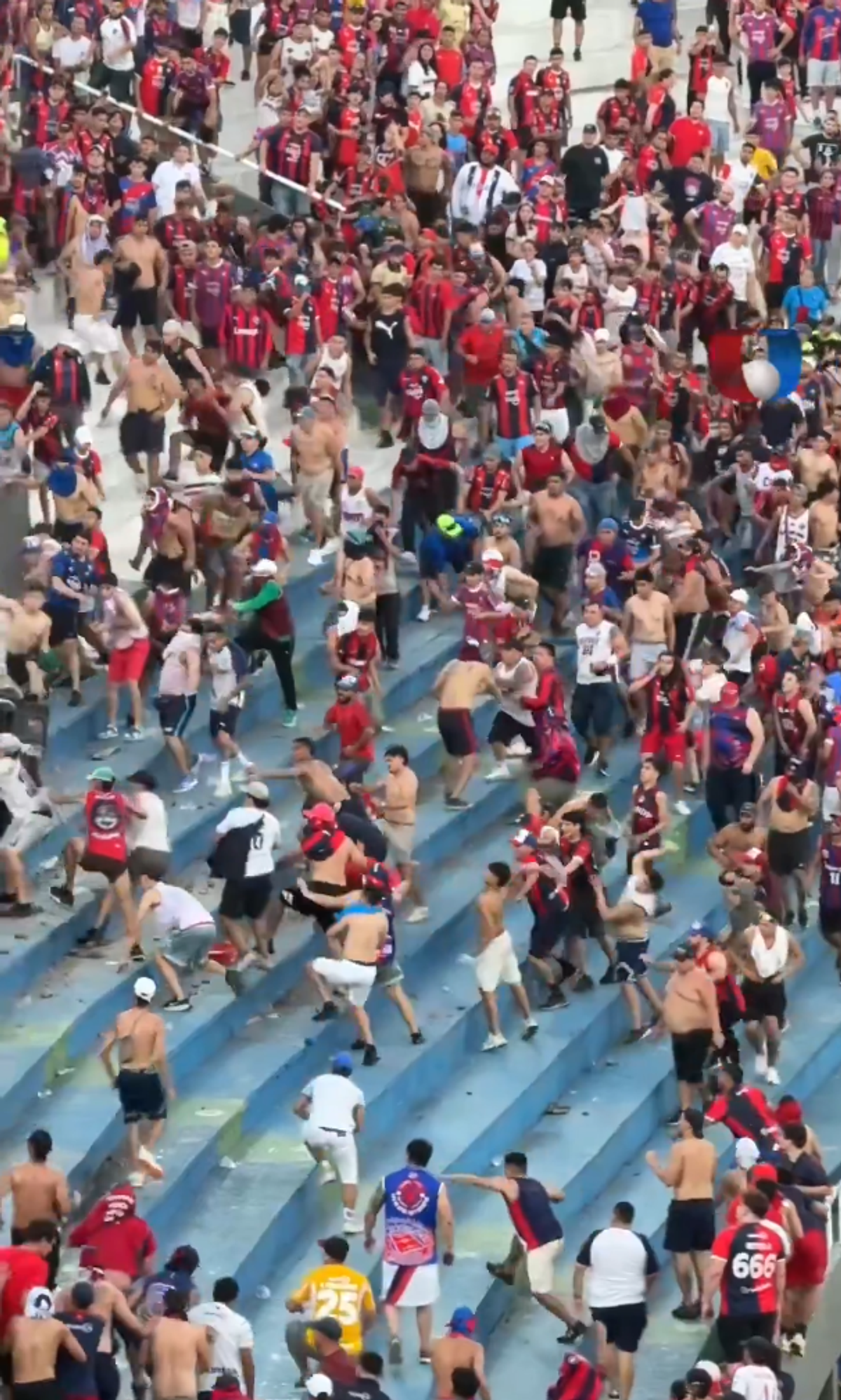 Haos la derby-ul din Paraguay! Femeie însărcinată evacuată, polițiști transportați la spital