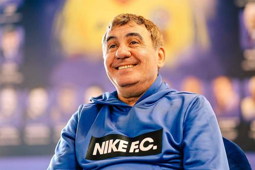 Gică Hagi se pregătește de primul meci de la revenirea pe banca naționalei // foto: Imago