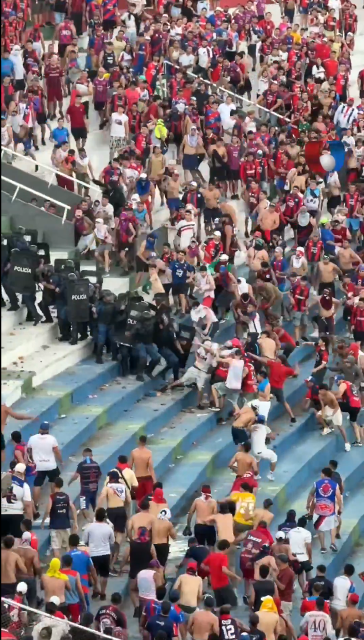 Haos la derby-ul din Paraguay! Scene șocante pe stadion