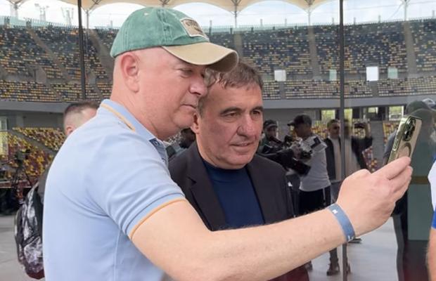 Cine e fostul fotbalist care s-a pozat cu Gică Hagi la evenimentul FRF de astăzi: au intrat în vestiarul Stelei în aceeași zi