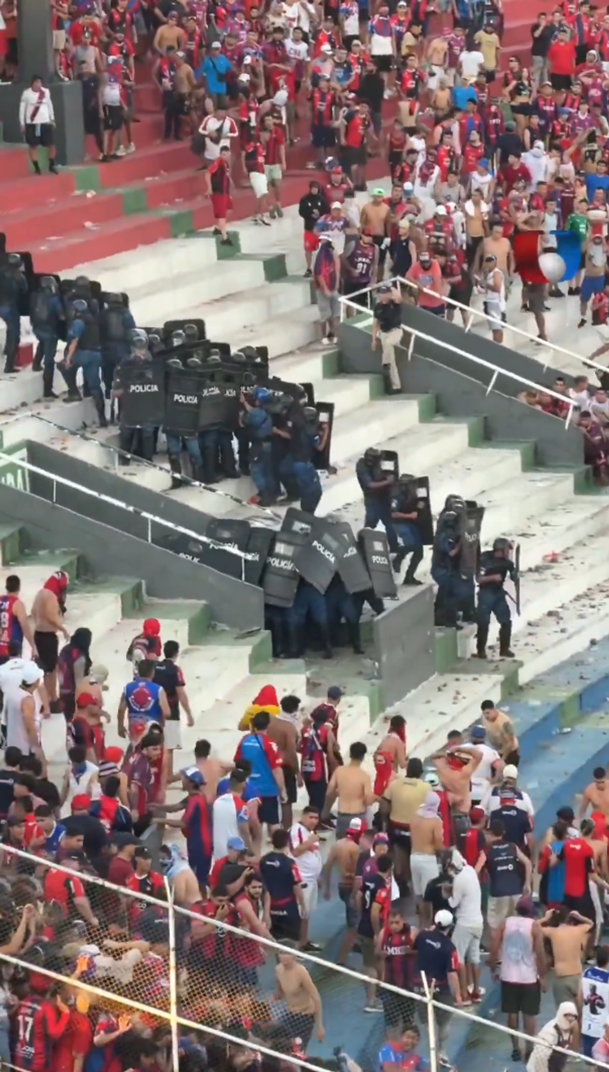 Haos la derby-ul din Paraguay! Scene șocante pe stadion