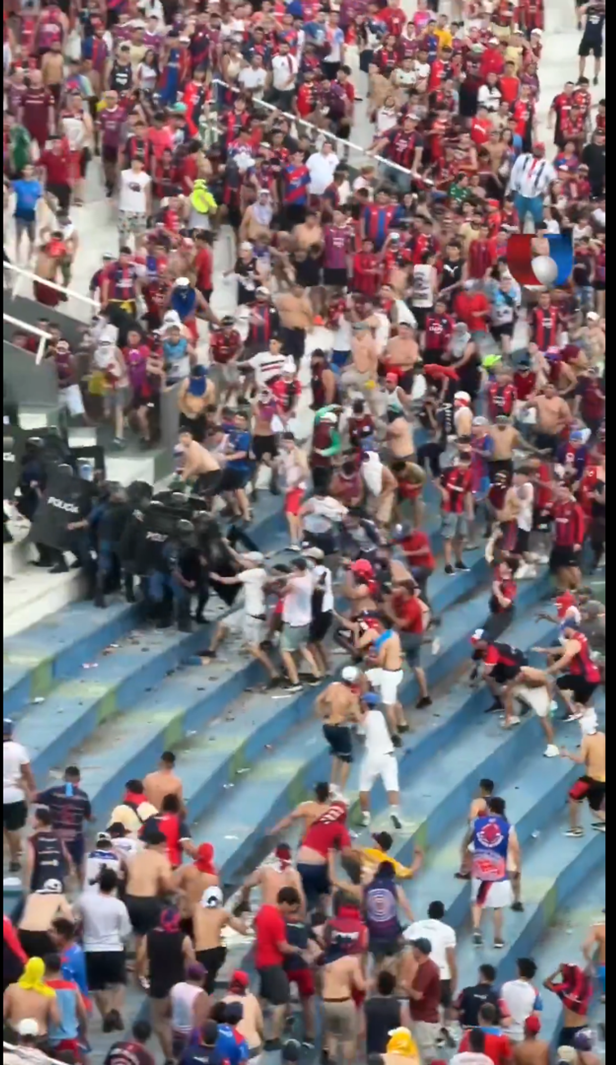 Haos la derby-ul din Paraguay! Femeie însărcinată evacuată, polițiști transportați la spital