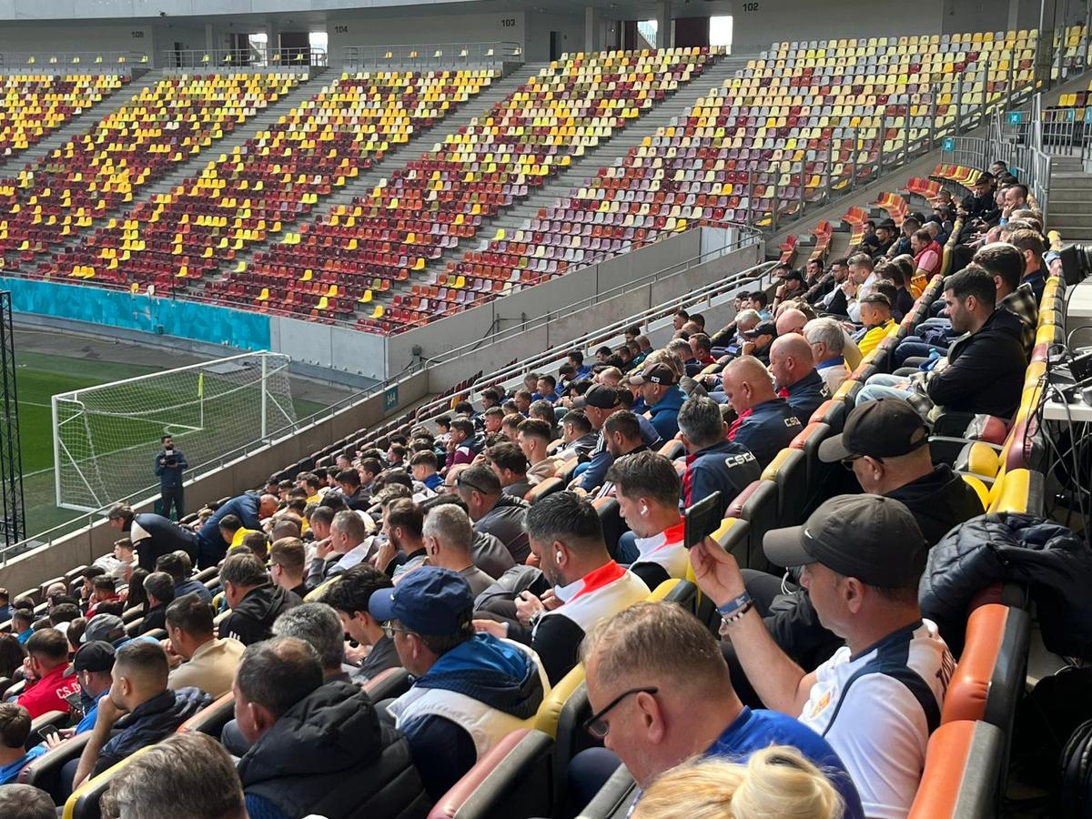 Cine e fostul fotbalist care s-a pozat cu Gică Hagi la evenimentul FRF de astăzi: au intrat în vestiarul Stelei în aceeași zi