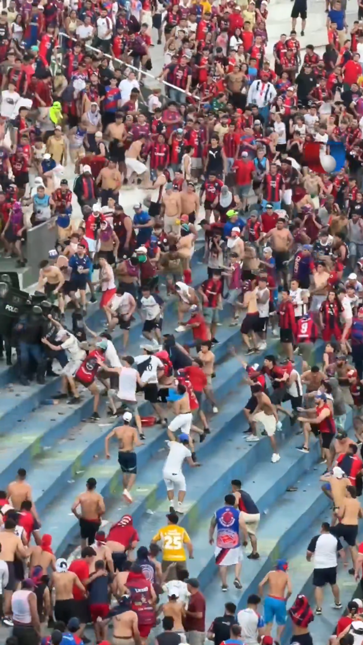 Haos la derby-ul din Paraguay! Scene șocante pe stadion