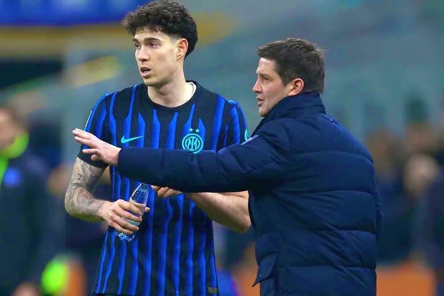 Alessandro Bastoni și Cristi Chivu // FOTO: X Jose Mourinho l-a sunat pe starul lui Chivu și l-a convins să semneze cu Real Madrid