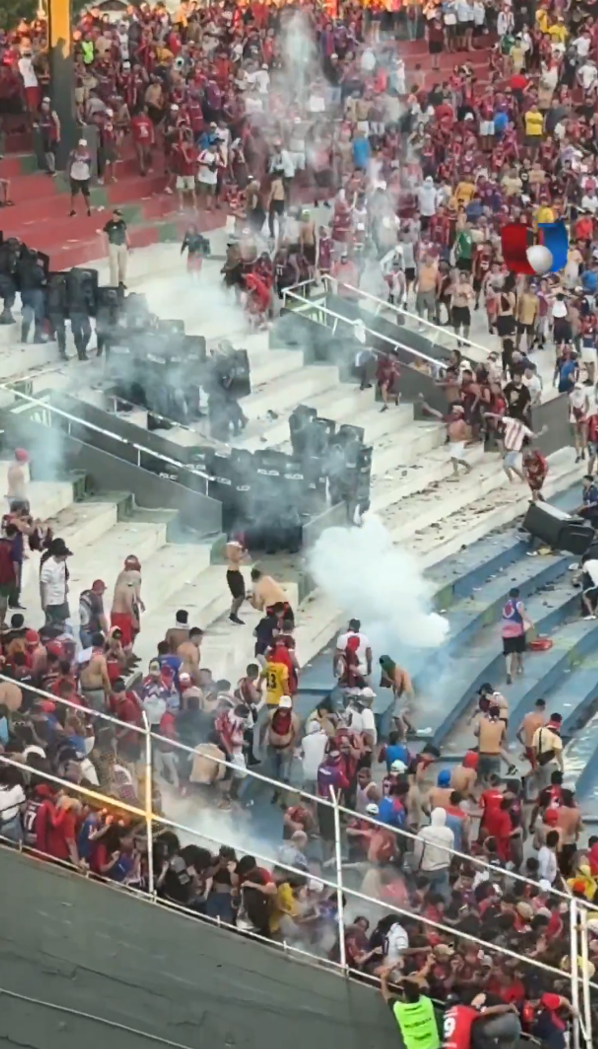 Haos la derby-ul din Paraguay! Scene șocante pe stadion