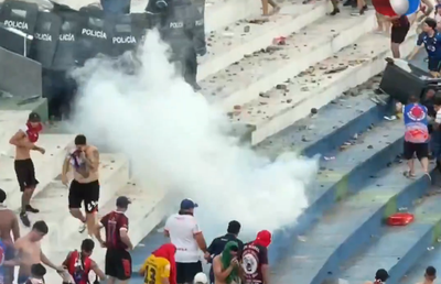 Haos la derby-ul din Paraguay! Femeie însărcinată evacuată, polițiști transportați la spital
