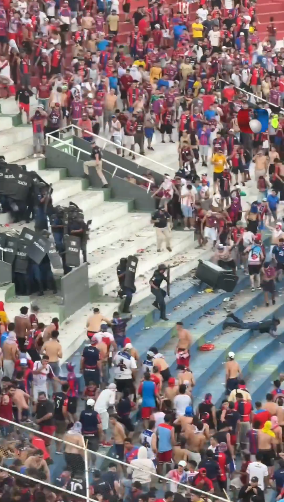 Haos la derby-ul din Paraguay! Scene șocante pe stadion