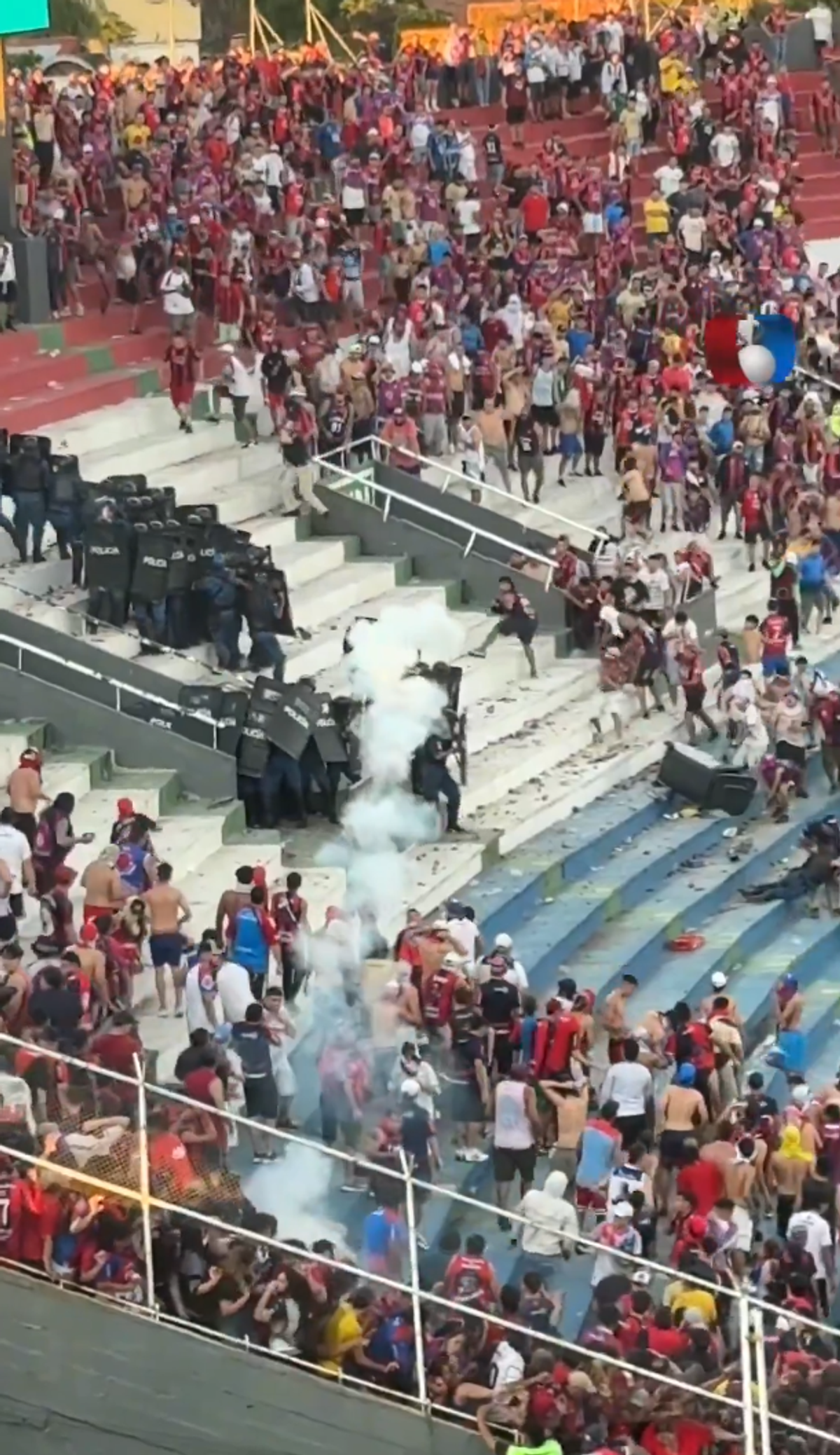 Haos la derby-ul din Paraguay! Scene șocante pe stadion